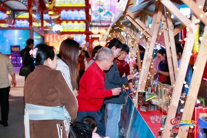 图：村民们参展现场